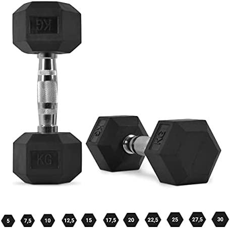 Twee zwarte Hexagon dumbbells, met zilveren handgrepen, benadrukken hun veelzijdigheid en duurzaamheid. De ene staat rechtop, de andere op zijn kant, met een gewichtsbereik van 5-30 kg.