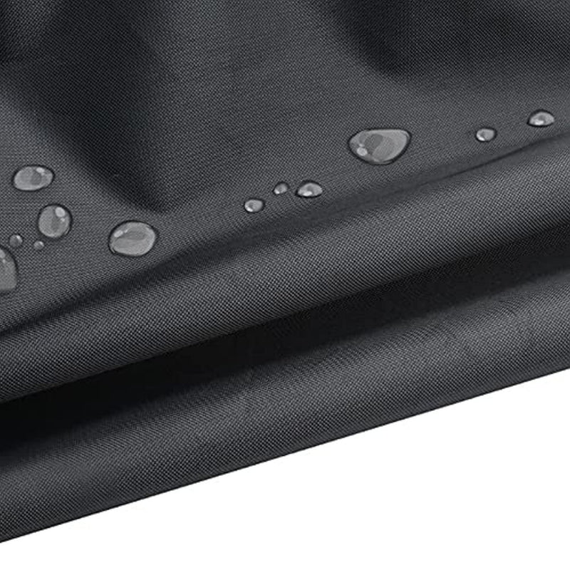 Laad afbeelding in Galerijviewer, Close-up van een zwarte waterdichte stof gebruikt voor Hometrainer, fietsen en tuinmeubelen met zichtbare waterdruppels op het oppervlak.
