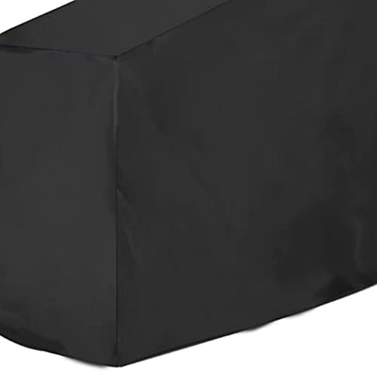 Zwart rechthoekig object bedekt met een gladde, passende Rechtop Indoor-Fietsen Afdekking op een witte achtergrond.