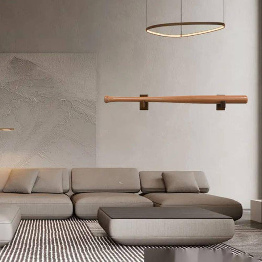 Modern woonkamerinterieur met minimalistische bank en stijlvolle hanglampen met massieve bamboe honkbalknuppel muursteunen: de perfecte manier om je collectie te presenteren.