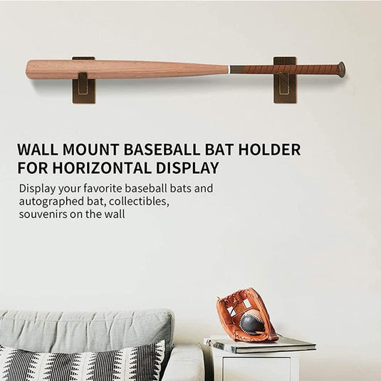 Een `Honkbalknuppel muursteunen: De perfecte manier om je collectie te presenteren` voor een massieve bamboe honkbalknuppel, horizontaal gemonteerd boven een leren honkbalhandschoen