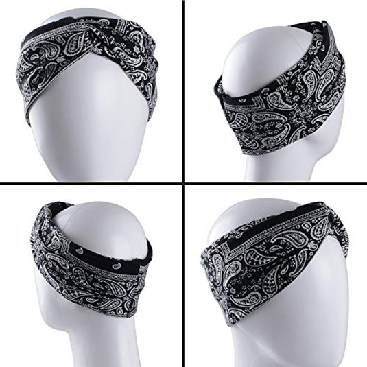 Vier afbeeldingen van een mannequinhoofd met een zwart-witte paisley-bandana als Bloemenhoofdband: de perfecte toevoegingen aan elke outfit.
