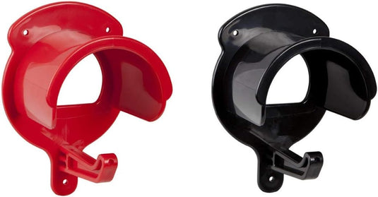 Twee aan de muur bevestigde slanghouders, een rode en een zwarte, hebben een naadloos gesloten ontwerp. Hun gebogen ontwerp bevat een handige haak aan de onderkant voor efficiënte organisatie en ruimtebesparing. De duurzame trenshouder zorgt ervoor dat de stalsruimte wordt gemaximaliseerd door slangen georganiseerd te houden.