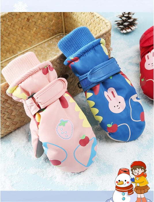Houd de handen van je kind warm en droog met deze kinderskihandschoenen, geplaatst op een besneeuwde ondergrond.