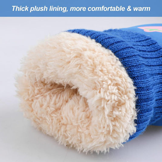 Close-up van een warme, Houd de handen van je kind warm en droog met deze kinderskihandschoenen met dikke pluche voering.