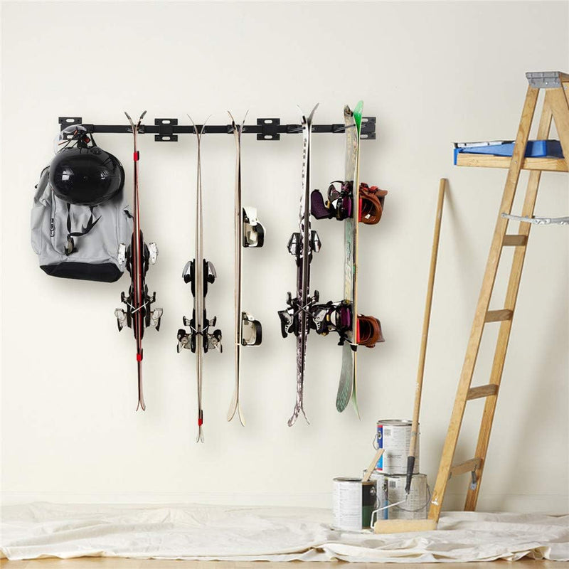 Laad afbeelding in Galerijviewer, Ski- en snowboardhouder en een helm, met duurzame zwarte poedercoating, scharnieren aan netjes de muur naast een ladder en schildersbenod.
