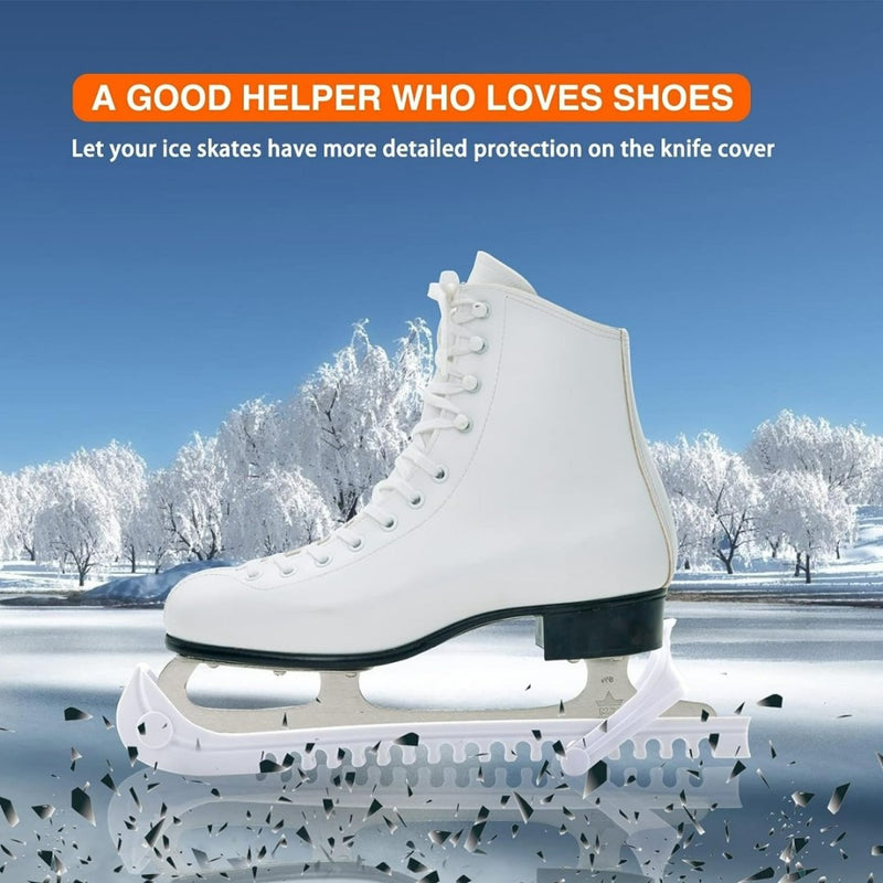 Laad afbeelding in Galerijviewer, Witte schaats met Schaatsbeschermers tegen een winterse achtergrond, aangeprezen als beschermer voor schaatsijzers, met een verstelbare gesp.
