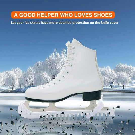 Witte schaats met Schaatsbeschermers tegen een winterse achtergrond, aangeprezen als beschermer voor schaatsijzers, met een verstelbare gesp.