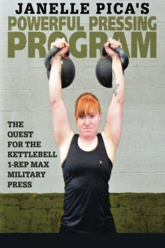 Fitnessinstructeur voert een dubbele Janelle Pica's Powerful Pressing Program uit: The Quest for the Kettlebell 1-Rep Max Military Press om kracht te krijgen.
