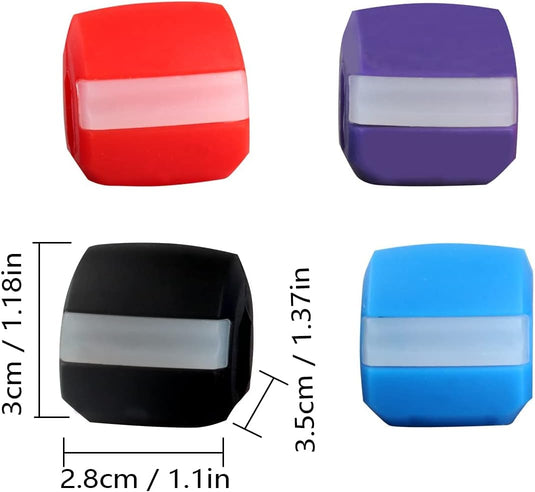 Een set van vier kleurrijke vierkante kaaklijntrainerballen met witte banden, elk ongeveer 3 cm hoog.
