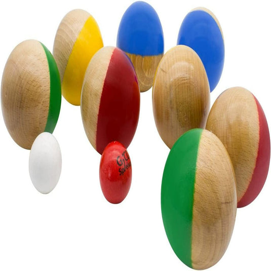 Een verzameling houten jeu de boules-ballen in verschillende kleuren, waaronder een klein rood balletje met "glspiel" erop gedrukt, geïsoleerd op een witte achtergrond, geschikt voor familieplezier en buitenactiviteiten.