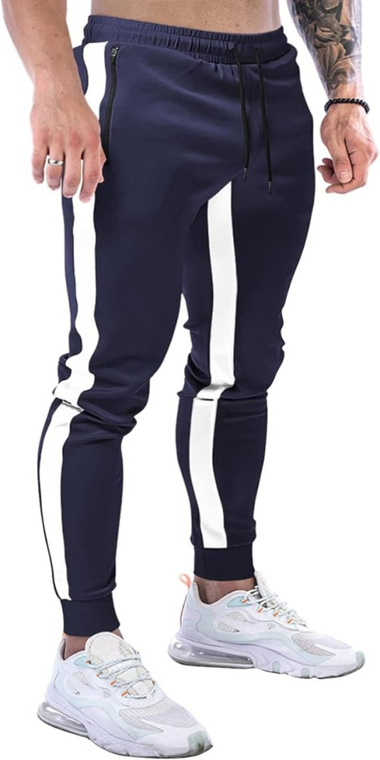 Staande man in blauw-witte joggingbroek voor heren: comfortabele, draagbare en stijlvolle sportschoenen.
