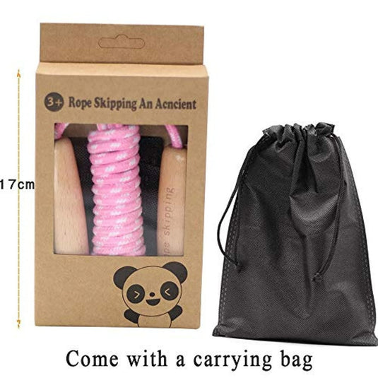 Spring je weg naar gezond plezier met ons kindvriendelijke springtouw met roze doos, houten handvatten en een panda ontwerp, naast een zwarte trekkoord draagtas.