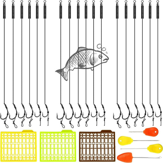 Illustratie van verschillende visbenodigdheden, waaronder Karper haken en rigs, lijnen, drijvers en een gestileerde vis, netjes gerangschikt op een witte achtergrond.