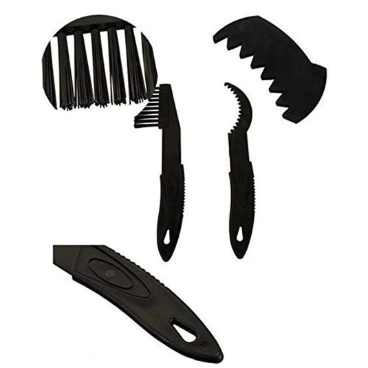 Een set zwarte plastic haarstylingtools, inclusief een kam, twee haarclips en een sectietool ontworpen voor professionele fietskettingreiniging.