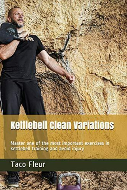 Fitnessinstructeur die Kettlebell Clean Variations demonstreert tegen een rotsachtige achtergrond.