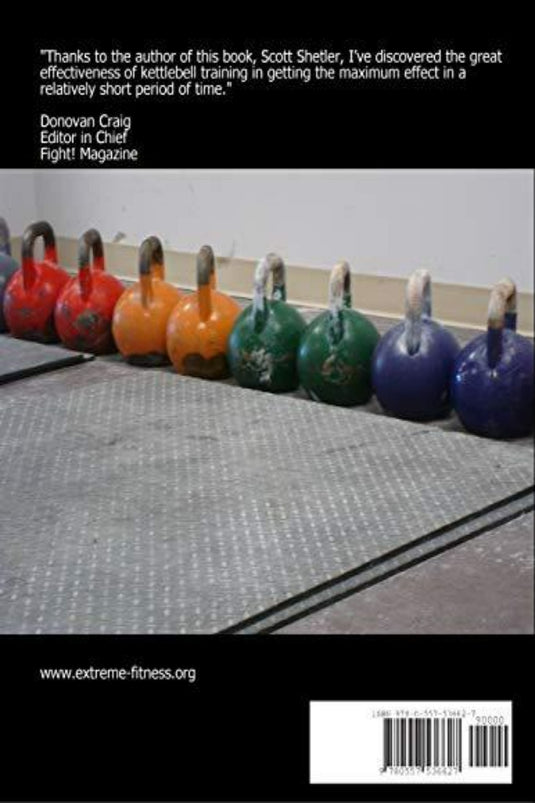 Een rij kleurrijke Kettlebell-conditioners voor MMA en andere vechtsporten, gerangschikt op grootte op een sportschoolvloer.