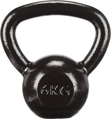 Een 6 kg duurzame zwarte Ultimate Kettlebell tegen een witte achtergrond.