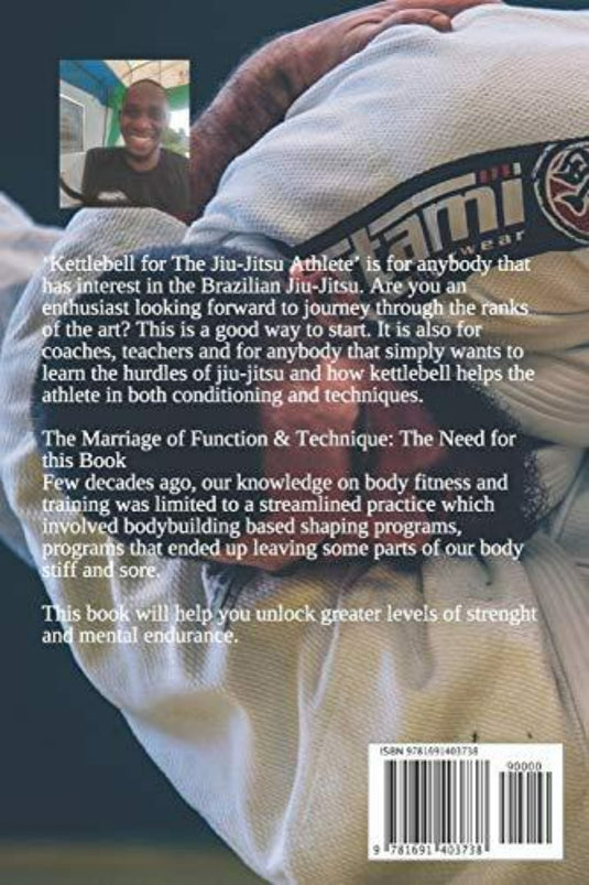 Zin met productnaam: Achterkant van een boek met de titel 'Kettlebell for the Jiu-Jitsu Athlete', met een korte beschrijving, een streepjescode en een glimlachende man zichtbaar op een telefoonscherm dat door een persoon wordt vastgehouden.