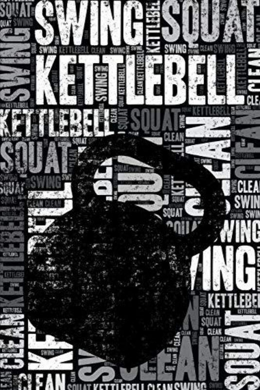 Het Kettlebell Journal toont een zwart kettlebell-silhouet op een zwarte achtergrond met een textuur en herhaalde witte tekst, waaronder 'Kettlebell', 'Swing', 'Squat' en 'Clean'. Ideaal voor beoefenaars en instructeurs.