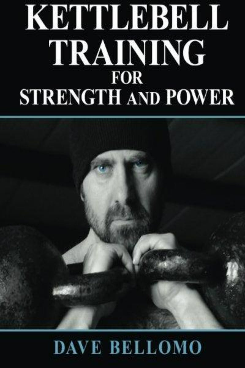 Laad afbeelding in Galerijviewer, Omslag van het boek &quot;Kettlebell Training: For Strength and Power&quot; van Dave Bellomo met een krachtsporter die een kettlebell vasthoudt.
