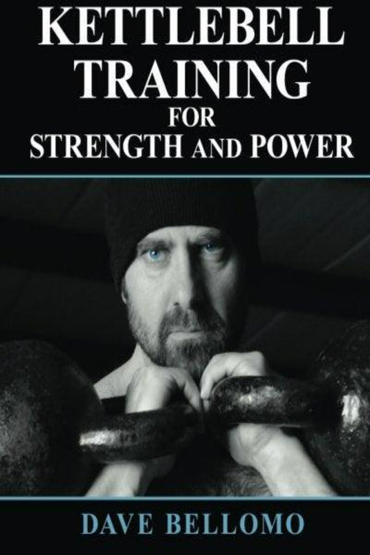 Omslag van het boek "Kettlebell Training: For Strength and Power" van Dave Bellomo met een krachtsporter die een kettlebell vasthoudt.