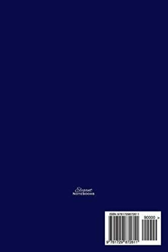 De achterkant van het Kettlebell Training Log and Diary, een donkerblauw notitieboekje voor kettlebell-training, bevat een streepjescode en ISBN in de rechteronderhoek.