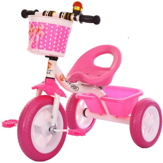 Een roze Veilig, stijlvol en leuk kinder driewieler met een voormand met daarin speelgoed en een achterbank, geïsoleerd op een witte achtergrond.