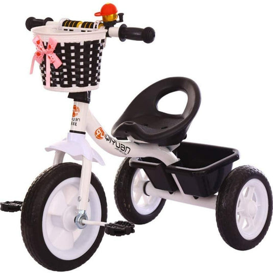 Ervaar avontuur met onze kinder driewieler - Veilig, stijlvol en leuk! met een achterste opbergbakje gevuld met speelgoed en een voorste mandje, op een effen achtergrond.