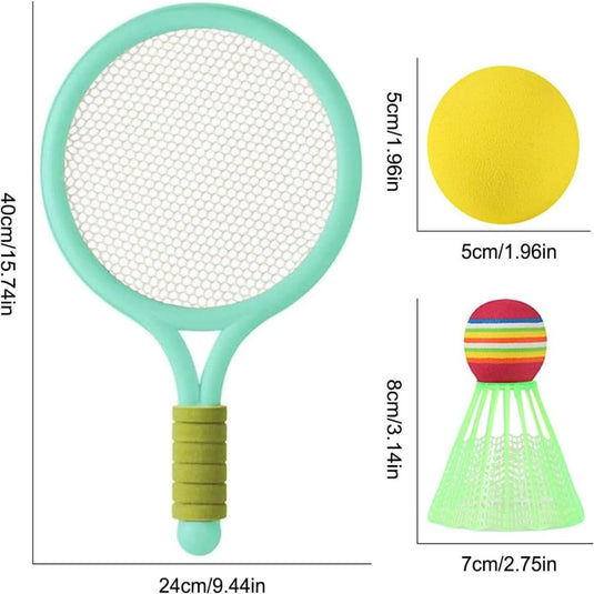 Illustratie van een lichtgewicht turquoise Kinderen speelgoedtennisracket met afmetingen, vergezeld van een gele bal en een veelkleurige shuttle, ook met afmetingen, die een duurzame en veilige badmintonset vormen.