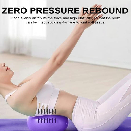 Een vrouw die op haar rug ligt en traint met een kleine pilatesbal, waarbij ze zich concentreert op haar arm- en kernspieren op een witte achtergrond.