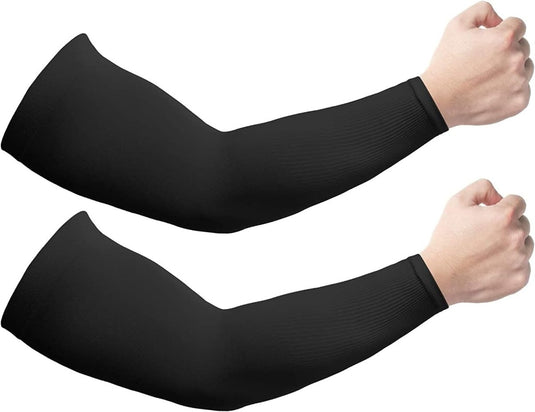 Productnaam: Paar zwarte CoolNES-armmouwen gemaakt van ademend materiaal gedragen op de onderarmen ter bescherming tegen de zon.