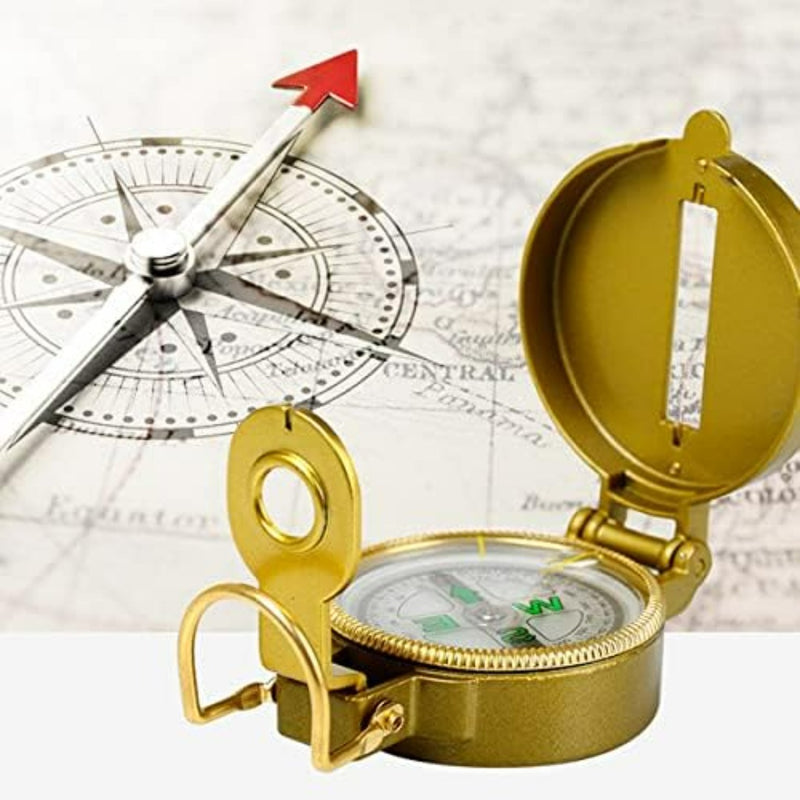 Laad afbeelding in Galerijviewer, Een Betrouwbaar handheld lensatisch kompas met een uitstekende rode pijl over de achtergrond van een kaart, met een ander open kompas aan de zijkant.
