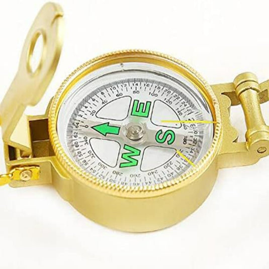 Een betrouwbaar handheld lensatisch kompas met het deksel open tegen een witte achtergrond.