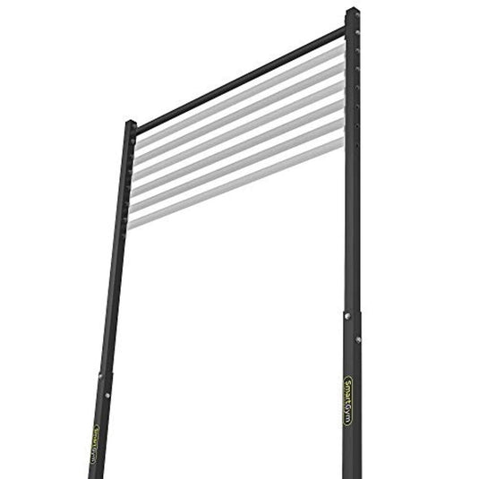 Een zwart metalen frame Pull up en dip station met meerdere horizontale greepmogelijkheden, gemonteerd op verticale palen gemarkeerd met hoogtematen.