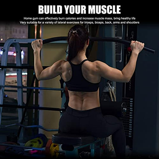 Vrouw traint in een homegym en voert een lat pull-down uit met een Ontgrendel je kracht met de krachtige LAT pulldown-stang om aan haar biceps en rugspieren te werken.
