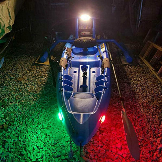 Een kajak, uitgerust met LED-bootverlichting: zorg voor veiligheid op het water, verlicht het gebied 's nachts.