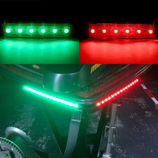 LED-kofferverlichting in groene en rode kleuren weergegeven op een vaartuig, de verlichting biedt in het donker, zorgt voor veiligheid op het water.