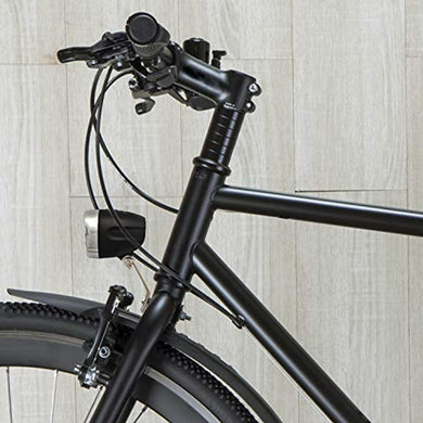 Close-up van een zwart fietsstuur, vork en gedeeltelijk voorwiel met een Heldere fietslamp met StVZO-goedkeuring tegen een houten paneelachtergrond.