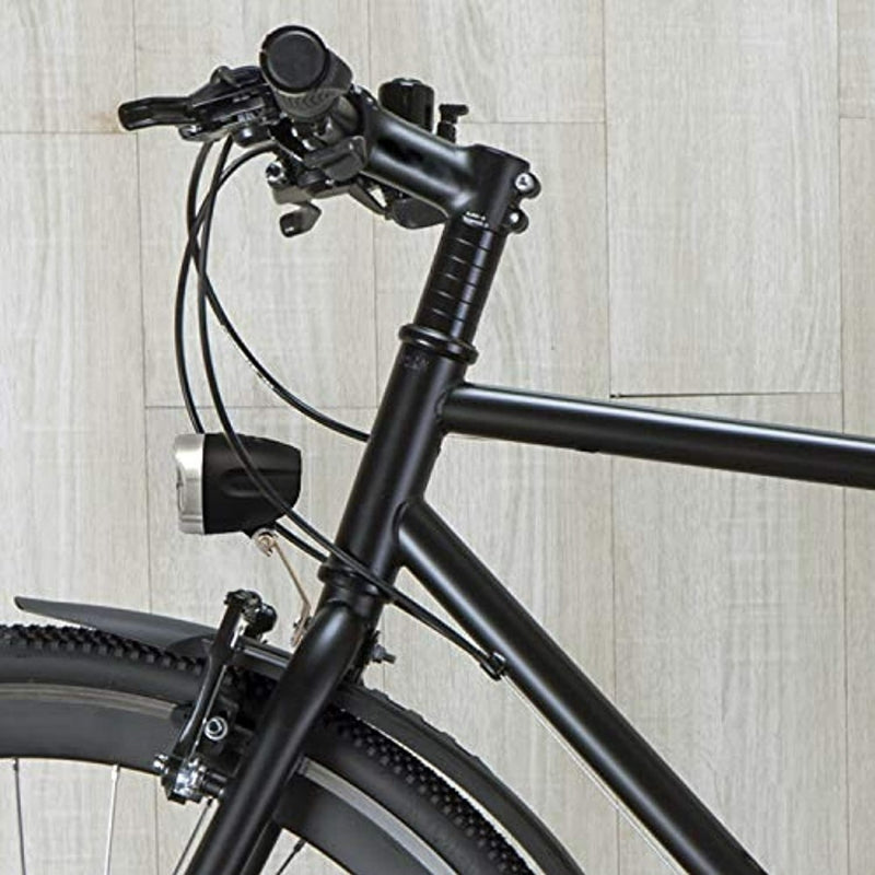 Laad afbeelding in Galerijviewer, Close-up van een zwart fietsstuur, vork en gedeeltelijk voorwiel met een Heldere fietslamp met StVZO-goedkeuring tegen een houten paneelachtergrond.
