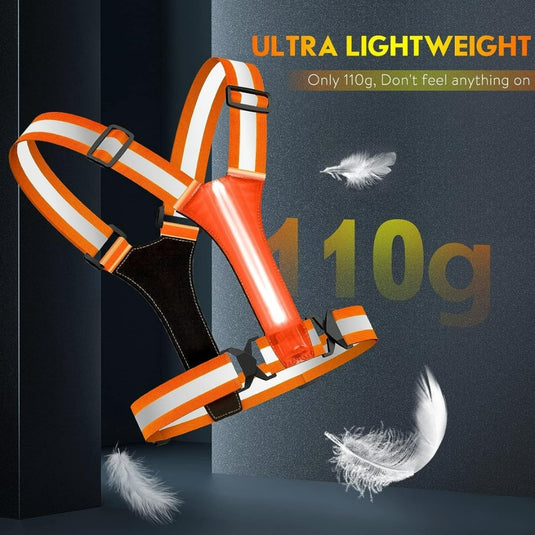 Een advertentie voor een ultralichtgewicht, oranje en zwart LED-reflecterend hardloopvest van 110 gram, tentoongesteld naast veren om de lichtheid ervan te benadrukken.