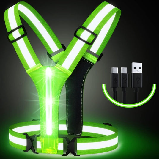 Een groen LED-reflecterend hardloopvest met verstelbare bandjes en een usb-oplaadkabel weergegeven tegen een zwarte achtergrond.