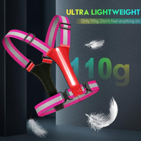 Een lichtgewicht LED-reflecterend hardloopvest, geadverteerd als 110 g, ter vergelijking naast een veer weergegeven, wat de ultralichte eigenschap met optimale zichtbaarheid benadrukt.