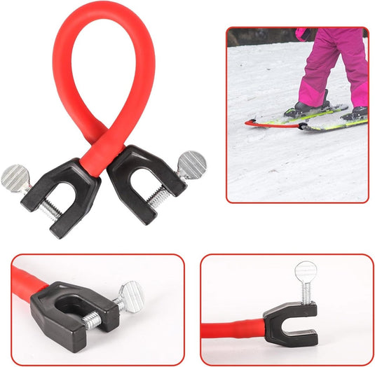 Leer je kinderen skiën met deze skitipconnector remhouder met clips, gedetailleerd tentoongesteld en in gebruik op een ski met roze broek zichtbaar op de achtergrond.