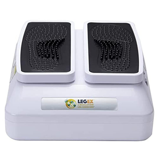 De Beentrainer pro is een wit elektronisch voetmassage-apparaat met twee zwarte, geribbelde voetkussentjes. Ideaal voor de bloedsomloop in de benen en een effectieve manier om de benen te trainen.