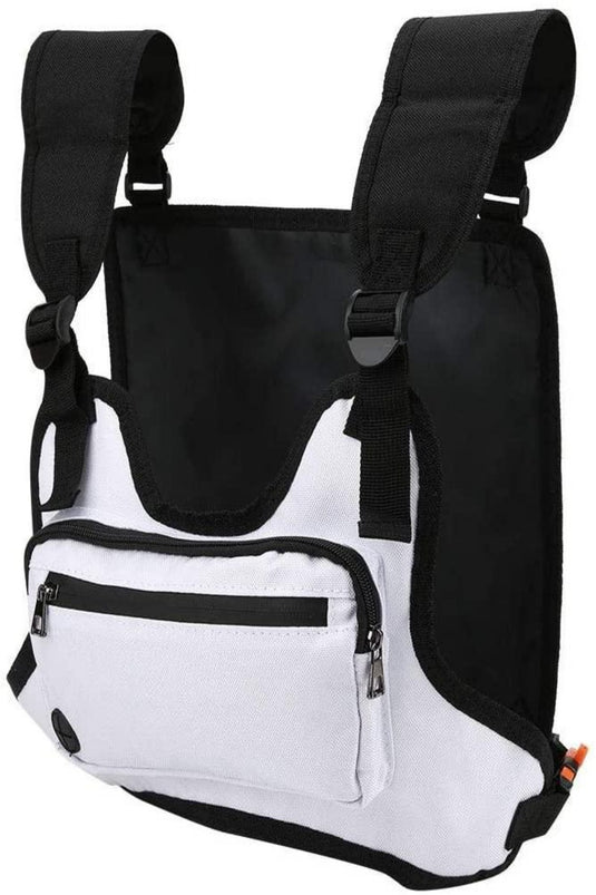 Een zwart-witte Ontdek de ultieme borsttas met een verstelbare band, gemaakt van hoogwaardig nylon materiaal, met ritsvakken aan de voorkant en gespsluitingen.
