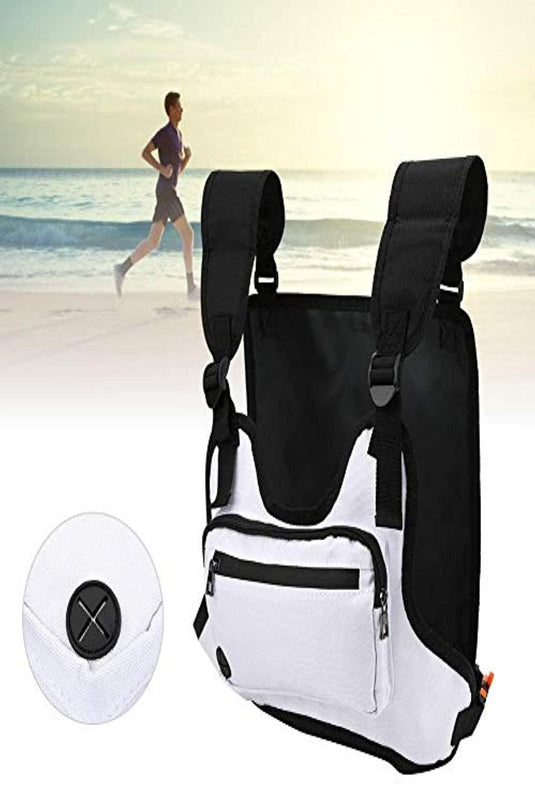 Een zwart-wit Ontdek de ultieme borsttas weergegeven met een zoom-in op het knoopdetail, naast een afbeelding van een man die bij zonsopgang op een strand rent.