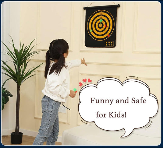 Een soort dat speelt met een dubbelzijdig magnetisch dartbord met het bijschrift "grappig en veilig voor kinderen!
