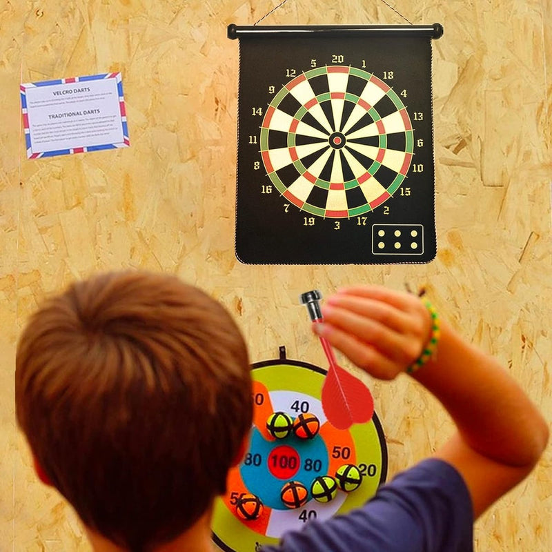 Laad afbeelding in Galerijviewer, Kind bereidt zich voor om een pijltje te gooien naar een kleurrijk, Dubbelzijdig magnetisch dartbord dat aan een houten muur hangt.
