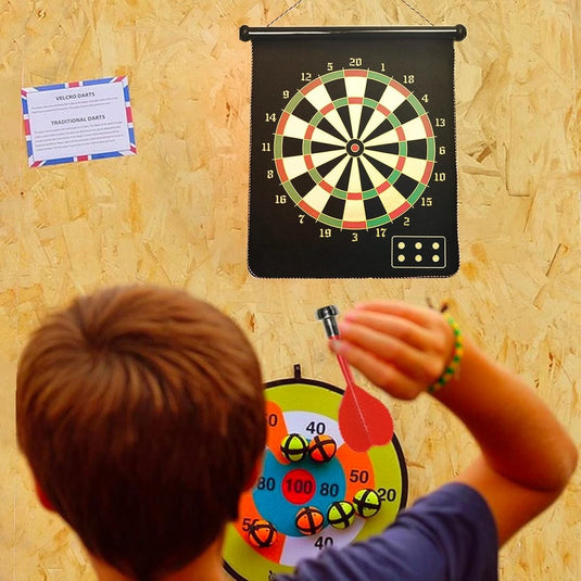 Kind bereidt zich voor om een pijltje te gooien naar een kleurrijk, Dubbelzijdig magnetisch dartbord dat aan een houten muur hangt.